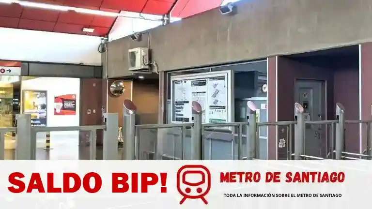 Torniquetes del Metro de Santiago donde se valida la tarjeta bip! y se consulta el saldo
